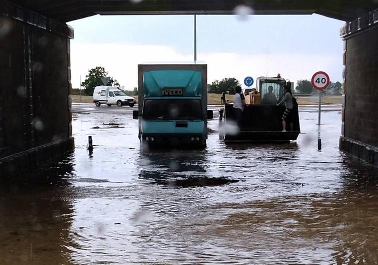 Rescatan a una mujer atrapada con su furgoneta por la intensa lluvia en Paredes